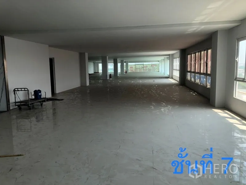 零售空间 出租在Min Buri, Bangkok - 明亮的七楼展厅，整面窗与光洁地面。