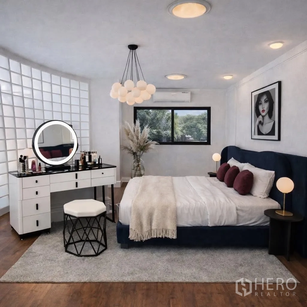 บ้านเดี่ยว for rent in Suan Luang, Bangkok - ห้องนอนพร้อมโต๊ะเครื่องแป้ง ผนังกระจกบล็อกโค้ง และโคมไฟช่อสมัยใหม่