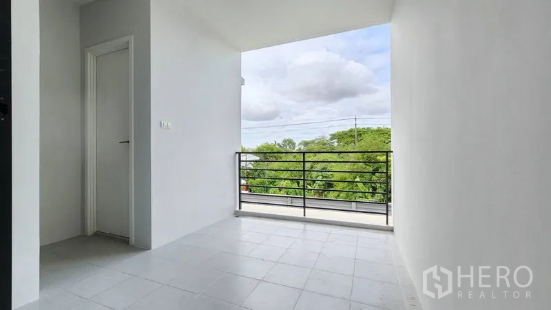 สำนักงานที่บ้าน ให้เช่า - ระเบียงปูกระเบื้องพร้อมราวเหล็ก มองเห็นพื้นที่สีเขียว