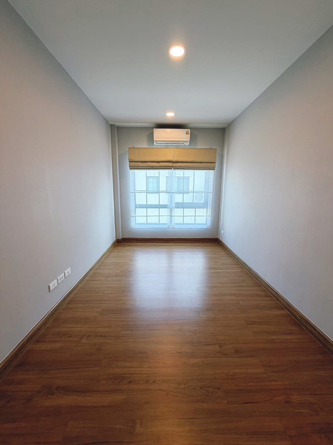 独立式住宅 出租在Bang Phli, Samut Prakan - 狭长空房，木地板，大窗户，空调与筒灯照明。