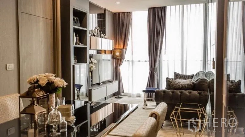 คอนโด ให้เช่าในPathum Wan, Bangkok - ห้องนั่งเล่นและรับประทานอาหารหรู โซฟาบุนวม ผนังทีวี และกระจกเต็มบานรับแสง