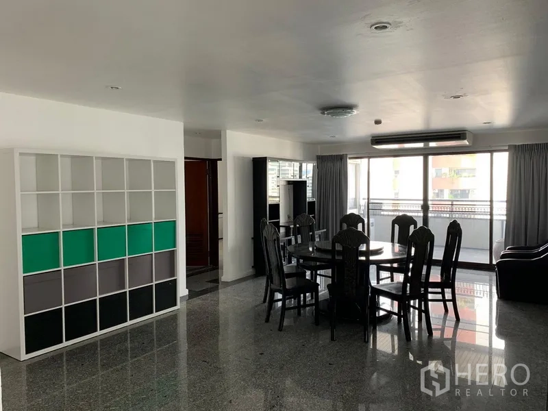 公寓 出租或出售在Watthana, Bangkok - 开放式餐区，圆餐桌与收纳柜，推拉门连接阳台。