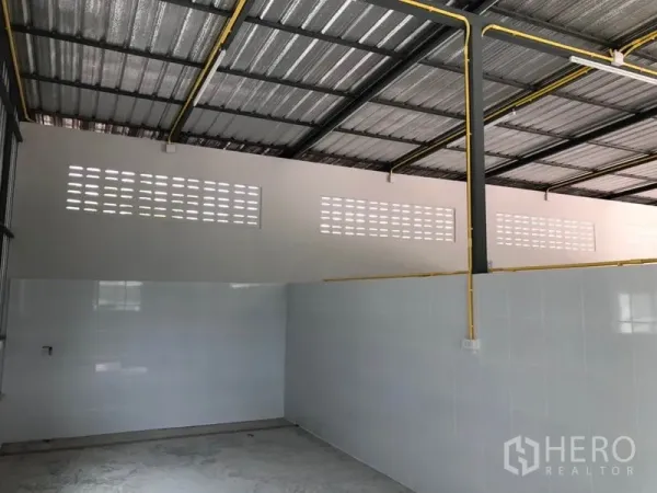 คลังสินค้า ให้เช่าหรือขายในThanyaburi, Pathum Thani - พื้นที่เปิดโล่ง โครงเหล็กและท่อยูทิลิตีสีเหลืองเห็นชัด