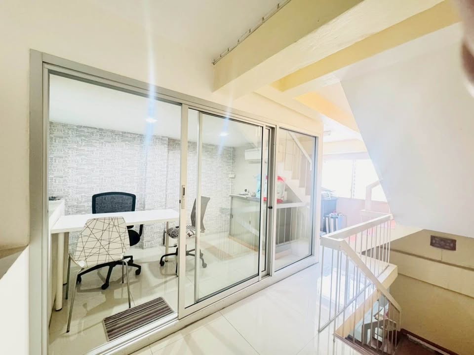 อาคารพาณิชย์ ให้เช่าในPhra Khanong, Bangkok - ห้องออฟฟิศกั้นกระจกติดบันไดภายใน แสงสว่างดี