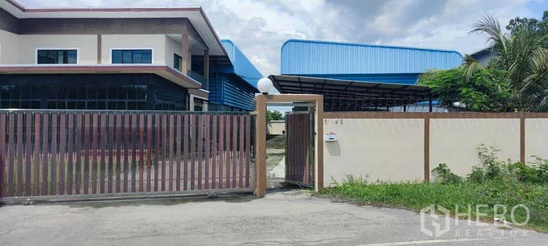 Warehouse for sale in Thung Khru, Bangkok - Front boundary wall and wide gate facing the office and warehouse.