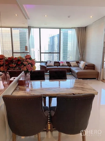 公寓 出售 - 大理石餐桌与软包餐椅，临近全景窗。