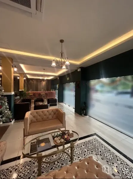 พื้นที่ขายปลีก ให้เช่าในKhlong Toei, Bangkok - ภายในตกแต่งสไตล์หรู มีโคมระย้า โซฟาหนัง หน้าต่างกระจกยาว และกระเบื้องลวดลาย