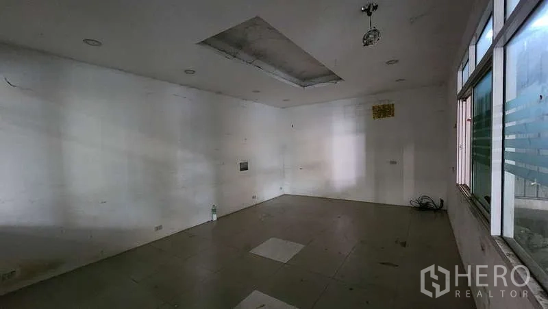 货栈 出租在Bang Khen, Bangkok - 空置瓷砖办公室，嵌入式照明，待装修改造。