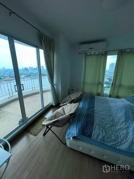 คอนโด ขายในBangkok - ห้องนอนพร้อมกระจกพาโนรามา พื้นไม้ และเข้าระเบียงได้
