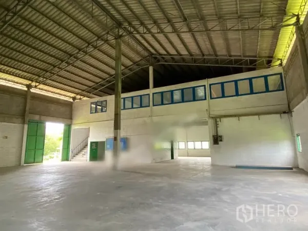 คลังสินค้า ให้เช่าในKhlong Sam Wa, Bangkok - ฮอลล์โกดังเห็นห้องสำนักงาน กระจกบานยาว ประตูเหล็กสีเขียวขนาดใหญ่