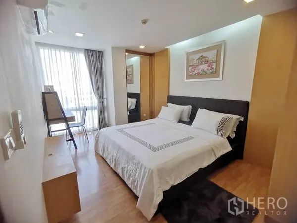 คอนโด ให้เช่าในWatthana, Bangkok - ห้องนอนมีโต๊ะทำงานข้างหน้าต่างใหญ่ แสงธรรมชาติ และตู้เสื้อผ้ากระจกเงา