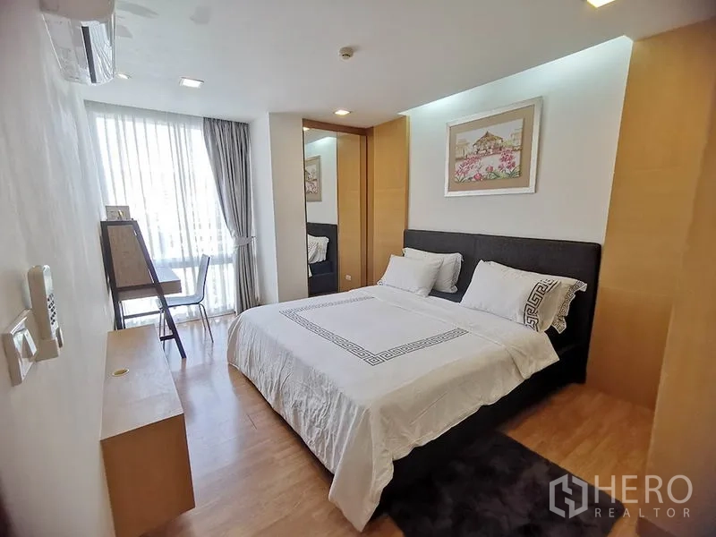 คอนโด ให้เช่าในWatthana, Bangkok - ห้องนอนมีโต๊ะทำงานข้างหน้าต่างใหญ่ แสงธรรมชาติ และตู้เสื้อผ้ากระจกเงา