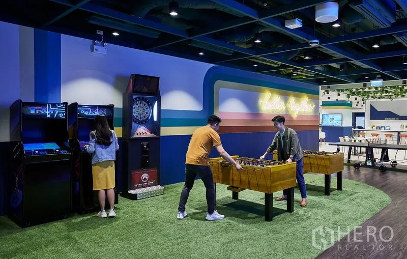 办公空间 出租在Pathum Wan, Bangkok - 办公室娱乐区，配有街机、飞镖机和桌上足球。