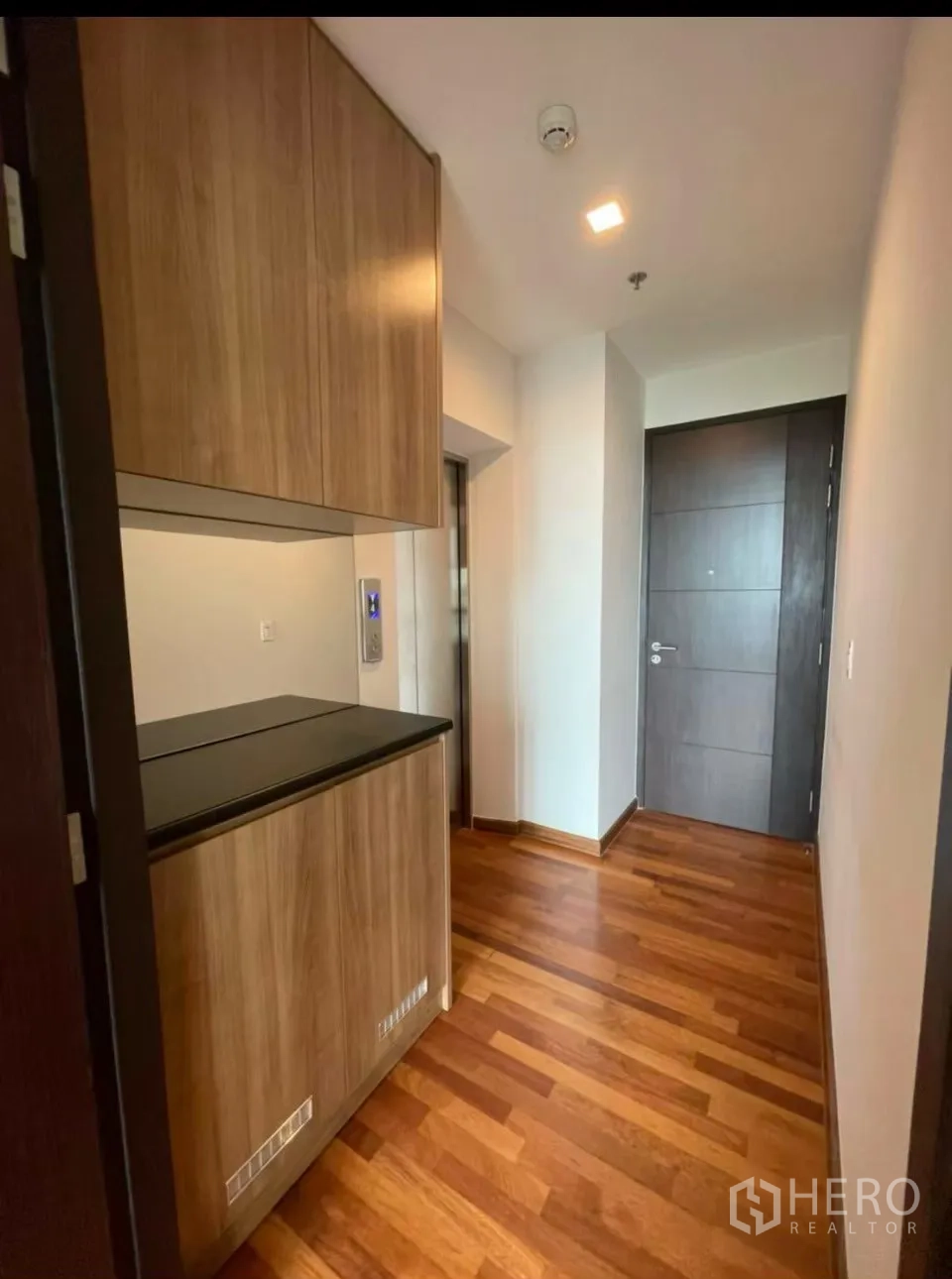คอนโด for rent in Ratchathewi, Bangkok - โถงทางเข้าพร้อมตู้เก็บของไม้และประตูหลักบนพื้นไม้