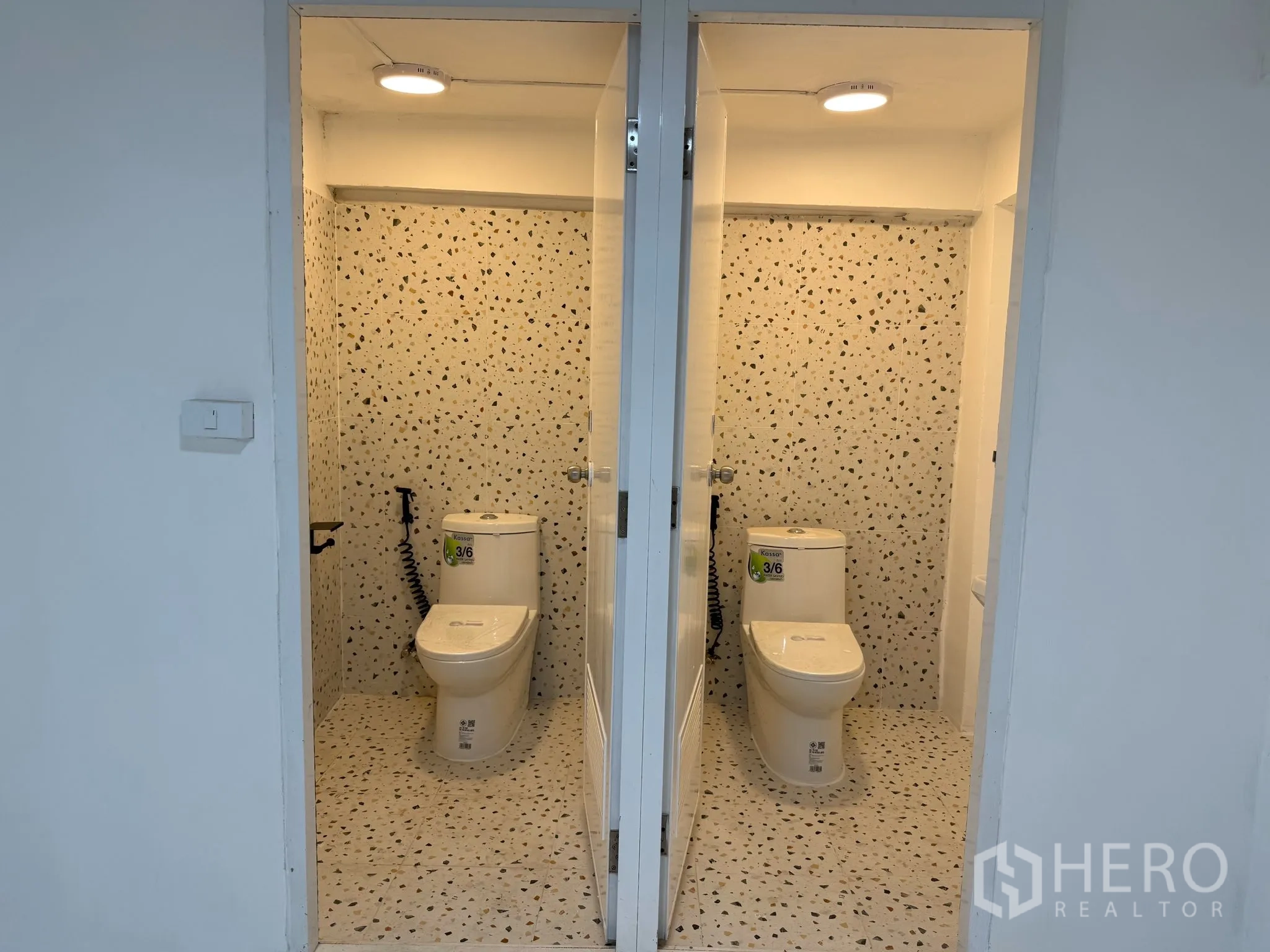 อาคารพาณิชย์ ให้เช่าในKhlong Toei, Bangkok - ห้องน้ำคู่ปรับปรุงใหม่ กระเบื้องลายกราโนไดท์และโถสุขภัณฑ์ใหม่