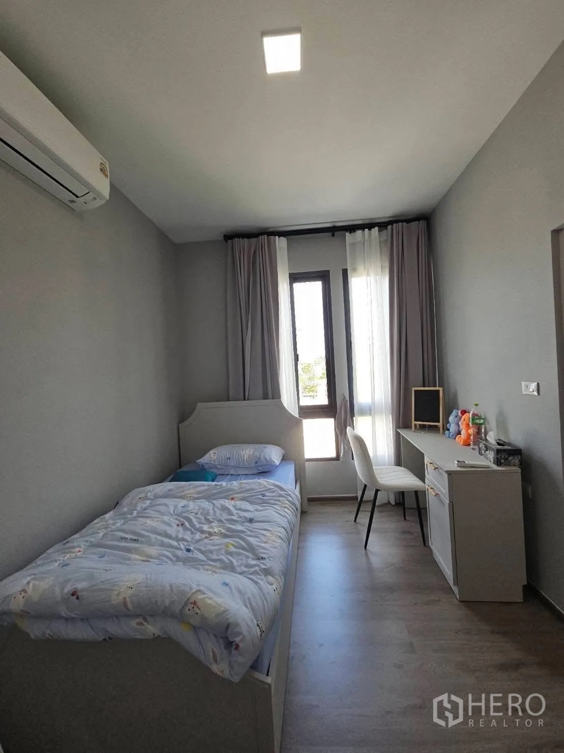 Detached House for rent in Bang Phli, Samut Prakan - Cozy single bedroom with desk, window curtains and wall-mounted air conditioner.