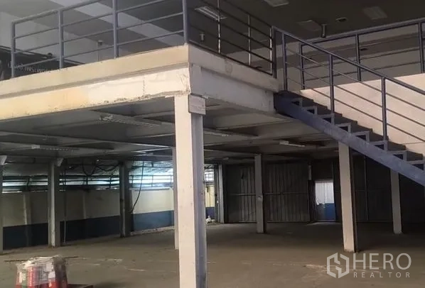 Warehouse for rent in Lat Lum Kaeo, Pathum Thani - Mezzanine platform with staircase for office or storage inside the warehouse.