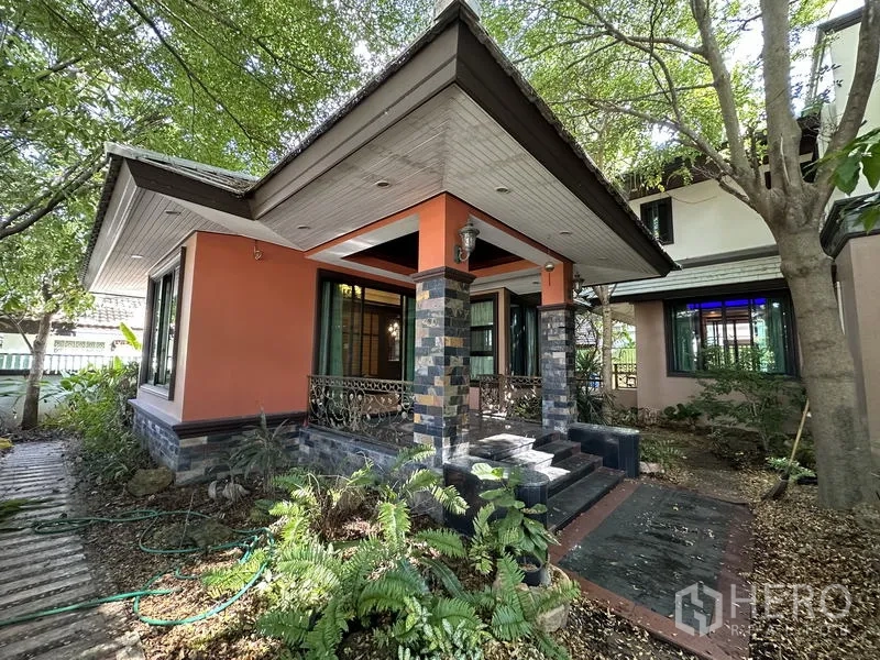 独立式住宅 出售在Lam Luk Ka, Pathum Thani - 亭式门廊带台阶与纹理石柱