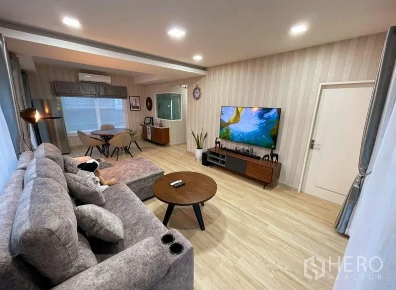 Detached House for rent or sale - Bright lounge with recessed lighting, dining set and wide windows