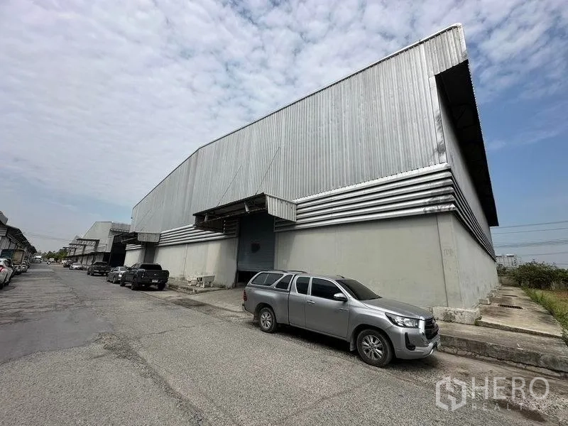 货栈 出租在Bang Pa-in, Phra Nakhon Si Ayutthaya - 仓库沿园区宽路而建，带装卸平台与卷闸门，卡车与挂车出入便捷。