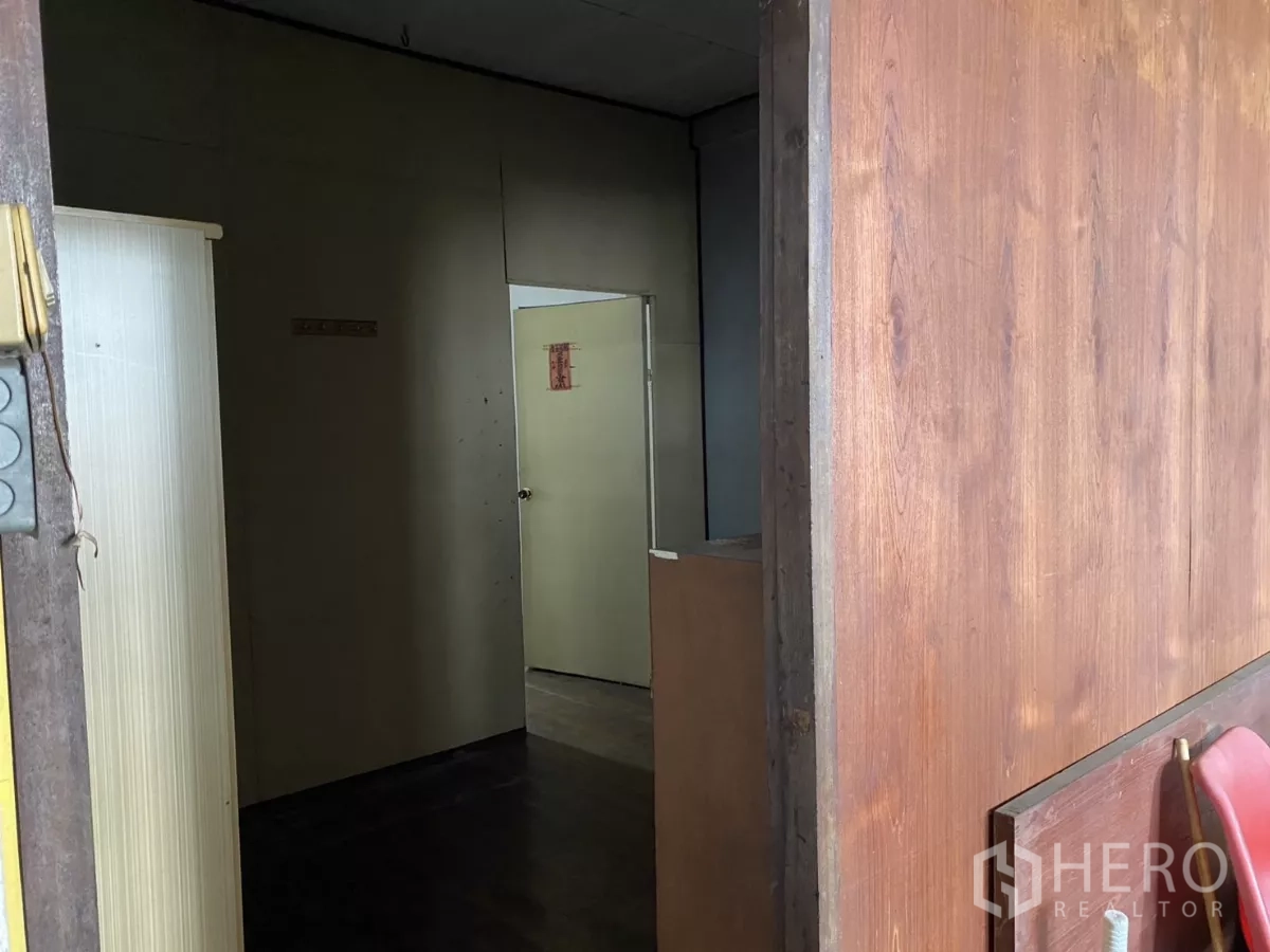 店屋 出租在Khlong Toei, Bangkok - 楼上走廊以木隔断分隔通往各房间。