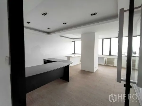 สำนักงาน ให้เช่าในRatchathewi, Bangkok - ห้องผู้บริหารส่วนตัวพร้อมโต๊ะโค้ง พรมกระเบื้อง และหน้าต่างบานใหญ่