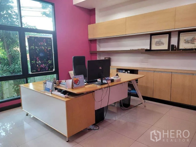 工厂 出售在Saphan Sung, Bangkok - 私人办公室，粉色点缀墙、内置搁架与工位。