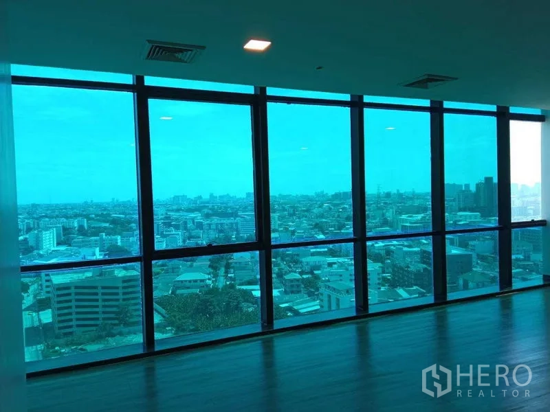 Office Space for rent in Din Daeng, Bangkok - High-floor office with floor-to-ceiling windows and panoramic Bangkok skyline view.