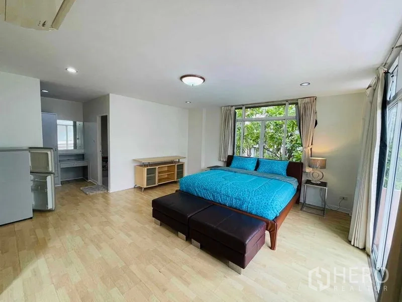 บ้าน ให้เช่าในWatthana, Bangkok - ห้องนอนขนาดใหญ่ หน้าต่างมุม ระเบียง และม้านั่งปลายเตียง