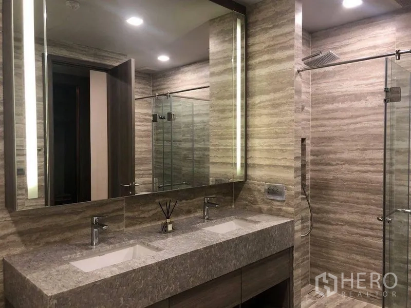 คอนโด ให้เช่าในWatthana, Bangkok - ห้องน้ำหรู อ่างล้างหน้าแบบคู่ กระจกมีไฟ และห้องอาบน้ำกระจกแบบเรนชาวเวอร์ ผนังลายหิน