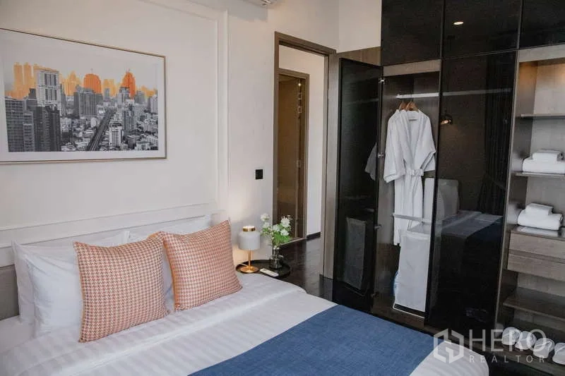 คอนโด ให้เช่าในWatthana, Bangkok - ห้องนอนพร้อมตู้เสื้อผ้าบิวท์อินบานกระจกและงานศิลป์เมือง