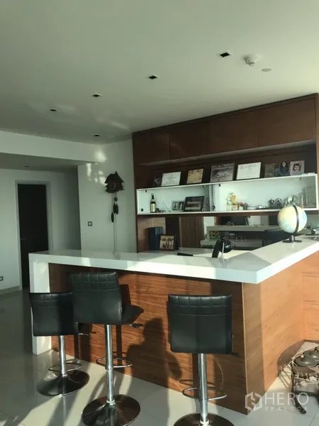 คอนโด ให้เช่าหรือขายในKhlong San, Bangkok - บาร์ภายในบ้านดีไซน์ทันสมัย เคาน์เตอร์สีขาว เก้าอี้บาร์สีดำ และตู้ไม้
