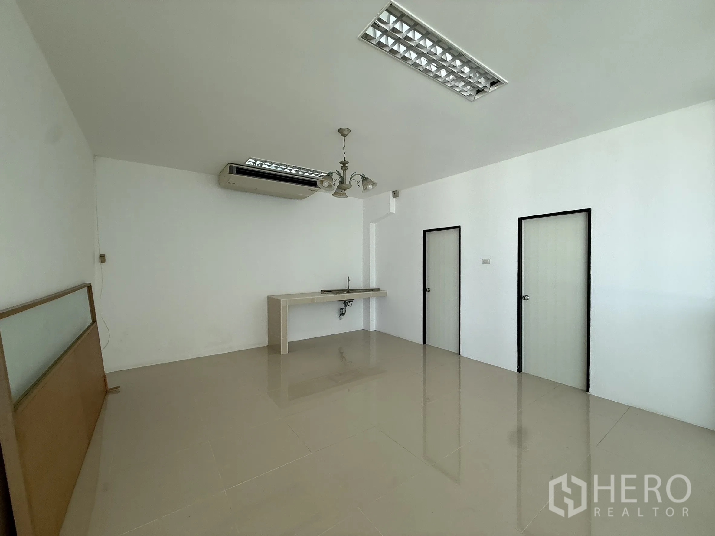 Warehouse for rent or sale in Bang Bo, Samut Prakan - Spacious air‑conditioned staff room with long work counter.