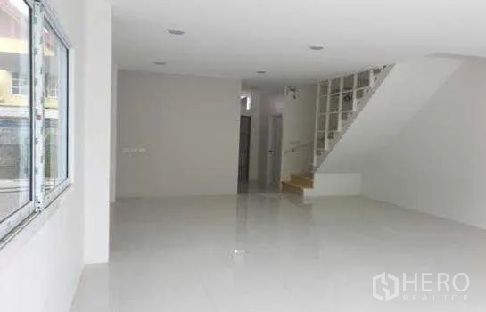 คลังสินค้า ให้เช่าในPrawet, Bangkok - โซนสำนักงานในโกดังพร้อมบันได พื้นกระเบื้องสีขาว และช่องเก็บของ