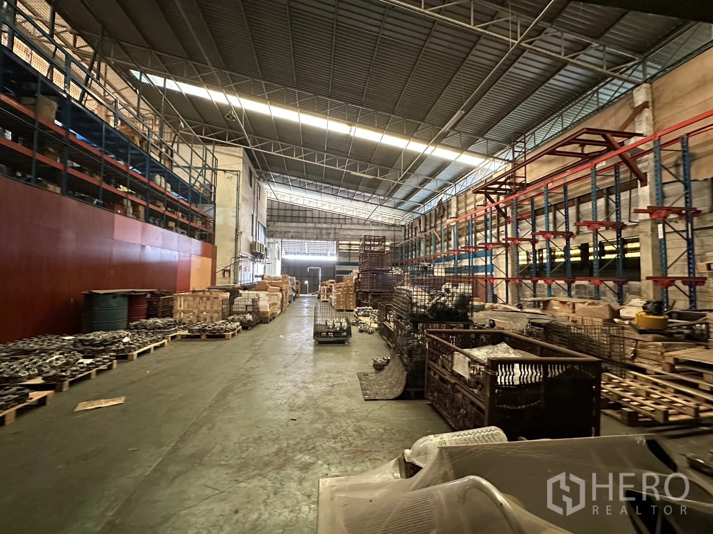 工厂 出租在Lam Luk Ka, Pathum Thani - 中央通道两侧为高位货架的工业存储区。