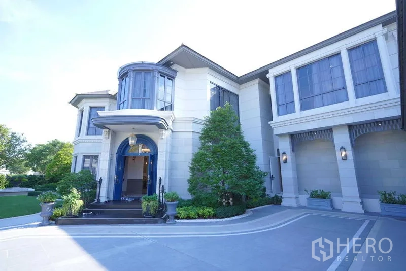 Detached House for sale in Bang Kapi, Bangkok - Luxury detached house exterior with landscaped driveway and bay windows.