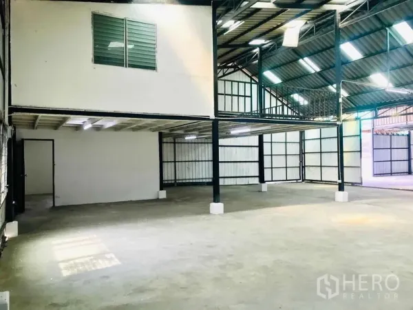 คลังสินค้า ให้เช่าในPathum Thani - ภายในโกดังพร้อมสำนักงานชั้นลอย เสาโครงเหล็ก และสกายไลท์สว่าง