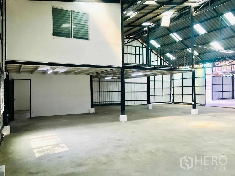 คลังสินค้า ให้เช่าในPathum Thani - ภายในโกดังพร้อมสำนักงานชั้นลอย เสาโครงเหล็ก และสกายไลท์สว่าง