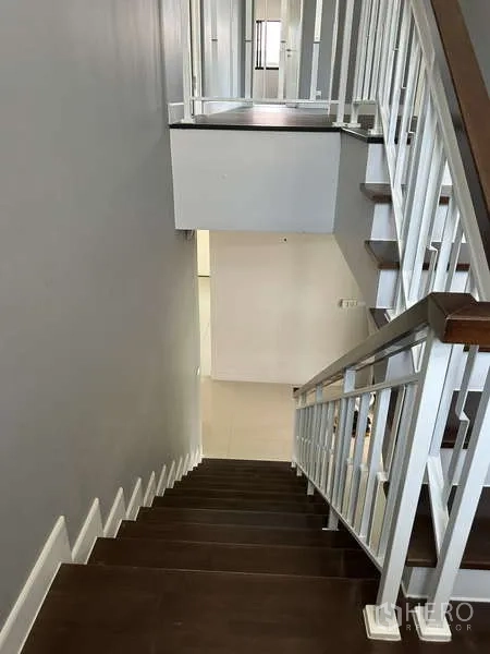 บ้าน ขายในLam Luk Ka, Pathum Thani - บันไดไม้ราวสีขาวมองจากด้านบน