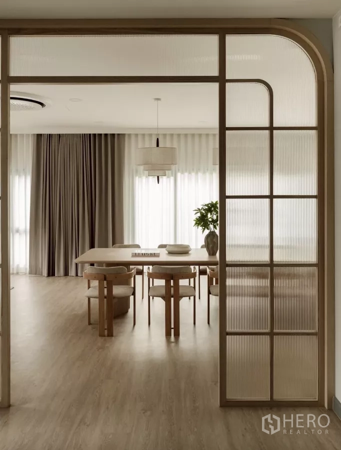 Detached House for rent in Bang Phli, Samut Prakan - Close-up of ribbed glass partition framing a minimalist dining space