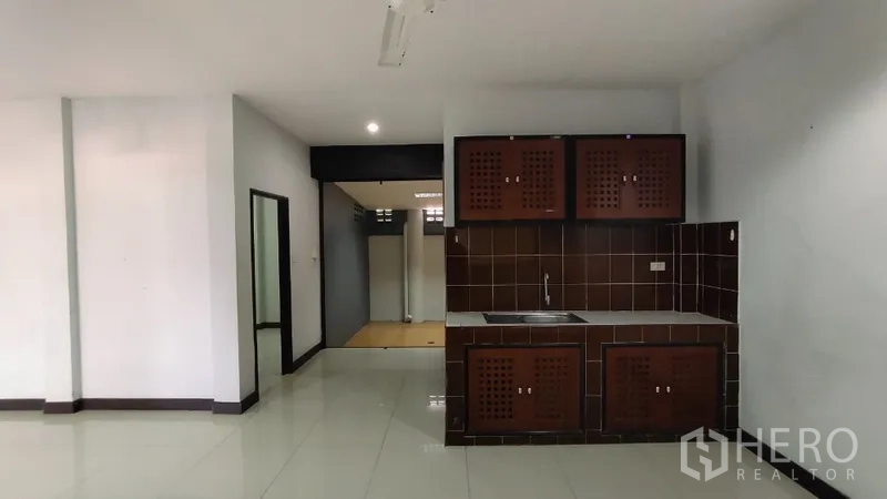 สำนักงานที่บ้าน ให้เช่าในHuai Khwang, Bangkok - แพนทรีพร้อมซิงค์ ผนังกระเบื้องสีน้ำตาล และตู้บานไม้