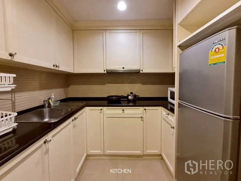 พื้นที่ขายปลีก ให้เช่าในWatthana, Bangkok - ครัวบิวต์อินชุดที่สอง ตู้สีขาวและตู้เย็นสเตนเลส