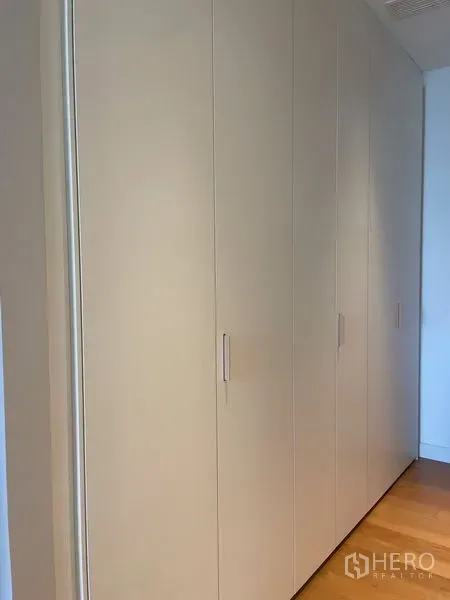 คอนโด ให้เช่าในPathum Wan, Bangkok - ตู้เสื้อผ้าบิวท์อินเต็มผนังตามทางเดินพื้นไม้