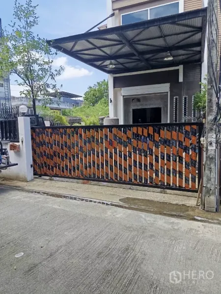 带办公室的家 出租在Wang Thonglang, Bangkok - 彩色金属大门与遮雨棚的四层Home Office入口