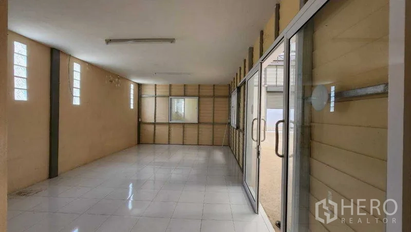 คลังสินค้า ให้เช่าในChon Buri - พื้นที่ออฟฟิศยาว กั้นกระจก พื้นกระเบื้อง พร้อมช่องแสงบล็อกแก้ว