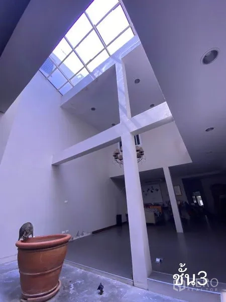 店屋 出租在Watthana, Bangkok - 三层开放空间，天窗采光，适合休闲或工作室。