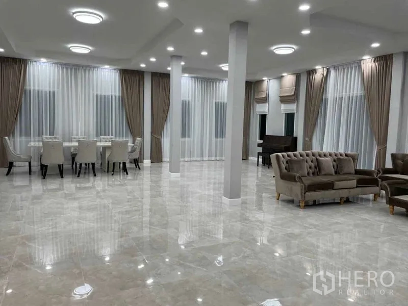 คลังสินค้า ให้เช่าหรือขายในPathum Thani - ห้องนั่งเล่นและรับประทานอาหารแบบโอเพ่นสเปซ พื้นเงางาม