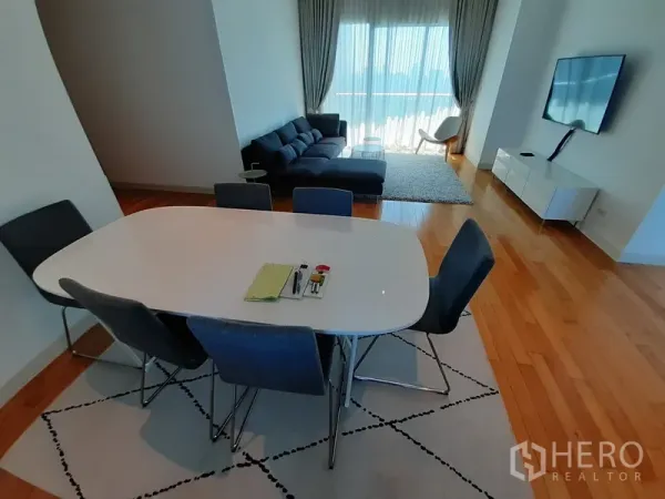 คอนโด ให้เช่าในKhlong Toei, Bangkok - มุมทานอาหารมองเห็นห้องนั่งเล่นและทีวีติดผนัง