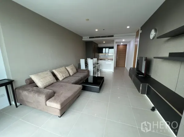 คอนโด ให้เช่าหรือขายในKhlong San, Bangkok - ห้องนั่งเล่นแบบเปิดโล่ง โซฟาเข้ามุม ชุดทานข้าว ตู้วางทีวี และเคาน์เตอร์ครัวสไตล์โมเดิร์น