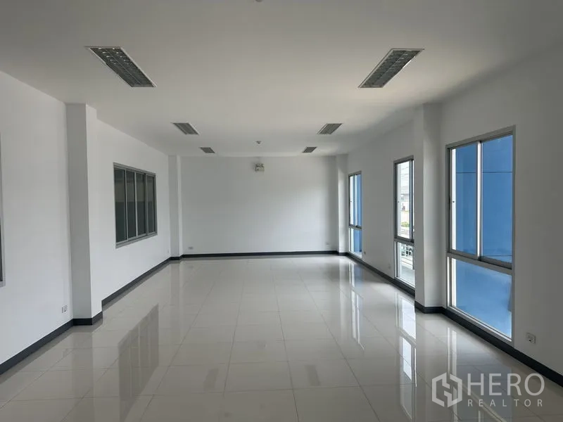 工厂 出租在Bang Sao Thong, Samut Prakan - 开放式办公间，侧窗带来自然光，地面为亮面瓷砖。